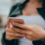 Celular no trabalho: o que é permitido e quando o uso pode gerar demissão?